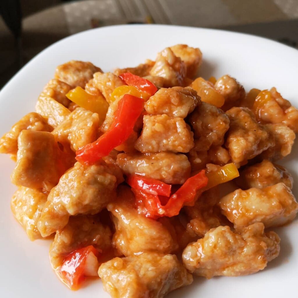 рецепты с мясом, жареное мясо, свинина с луком, свинина с луком на сковороде, свинина по-китайски, свиной стейк, стейк из свинины