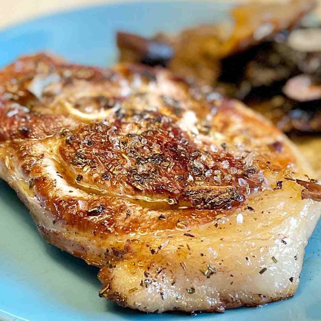 рецепты с мясом, жареное мясо, свинина с луком, свинина с луком на сковороде, свинина по-китайски, свиной стейк, стейк из свинины