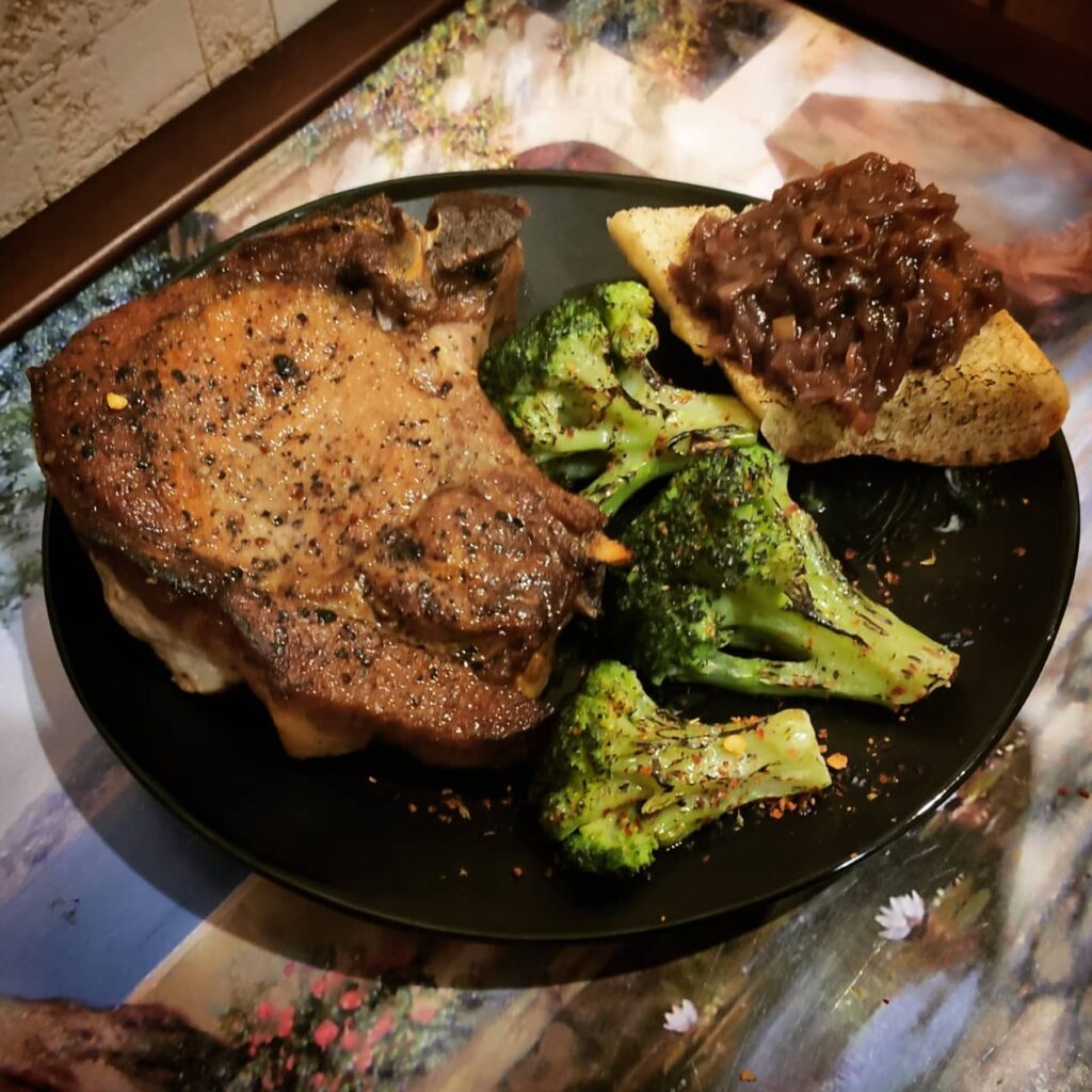 рецепты с мясом, жареное мясо, свинина с луком, свинина с луком на сковороде, свинина по-китайски, свиной стейк, стейк из свинины