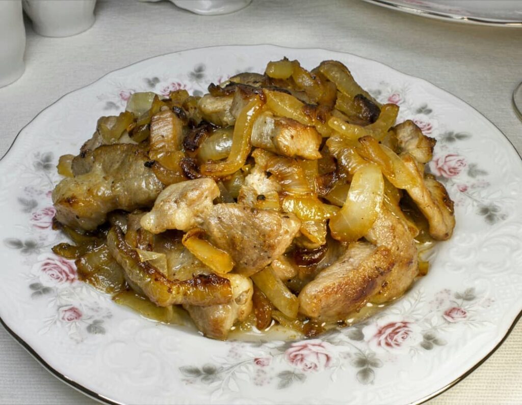 рецепты с мясом, жареное мясо, свинина с луком, свинина с луком на сковороде, свинина по-китайски, свиной стейк, стейк из свинины