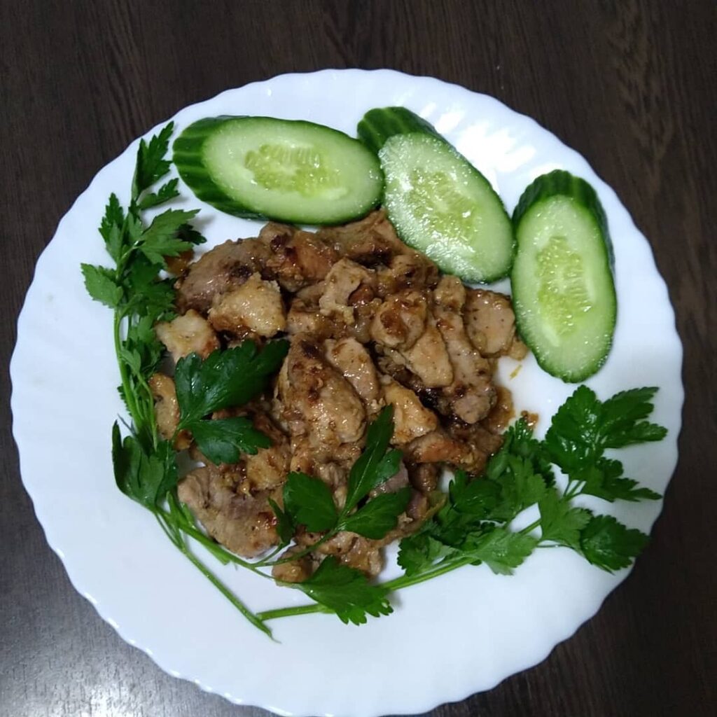 рецепты с мясом, жареное мясо, свинина с луком, свинина с луком на сковороде, свинина по-китайски, свиной стейк, стейк из свинины