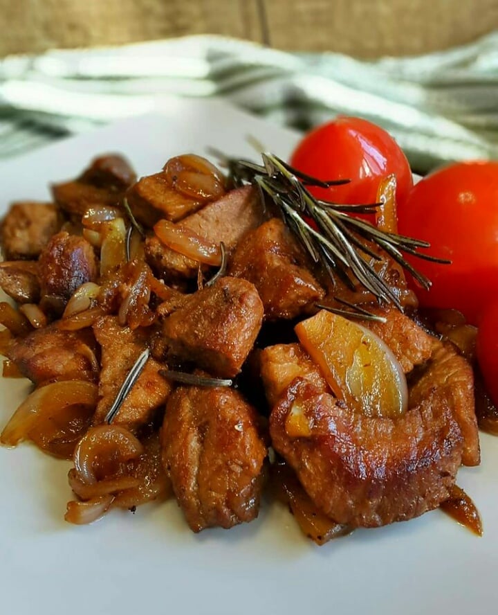 рецепты с мясом, жареное мясо, свинина с луком, свинина с луком на сковороде, свинина по-китайски, свиной стейк, стейк из свинины