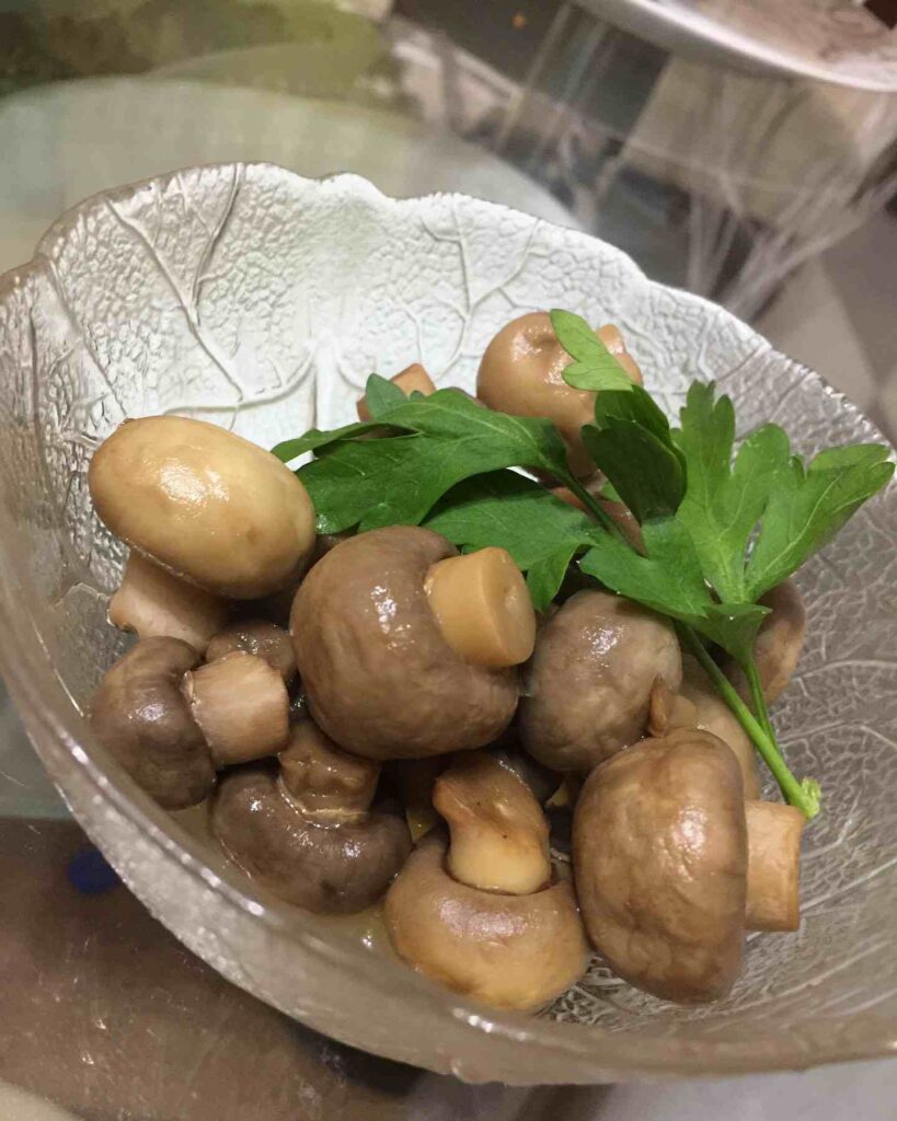 рецепты с грибами, маринованные грибы, маринованные шампиньоны, салат с курицей, салат с курицей и грибами, ризотто с грибами, салат лесная поляна, салат грибная поляна