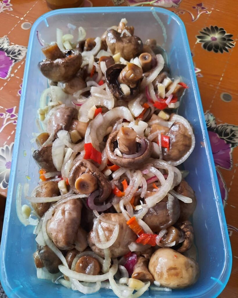 рецепты с грибами, маринованные грибы, маринованные шампиньоны, салат с курицей, салат с курицей и грибами, ризотто с грибами, салат лесная поляна, салат грибная поляна